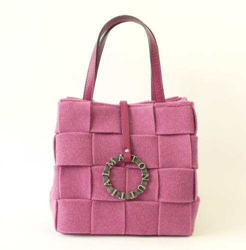 ウールフェルトバッグ チャーム付き ピッコロ ピンク/プラチナム ALMA  